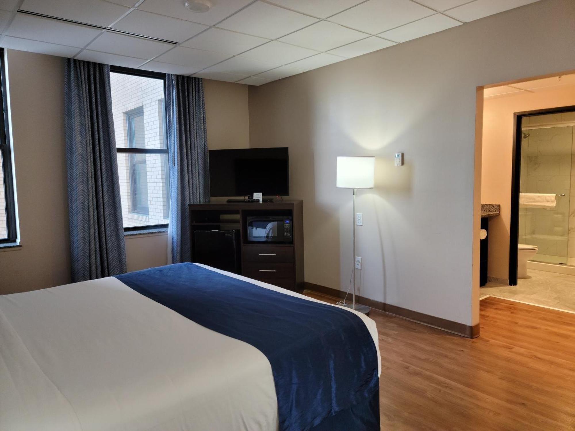 Ariel Broadway Hotel Lorain Exterior photo