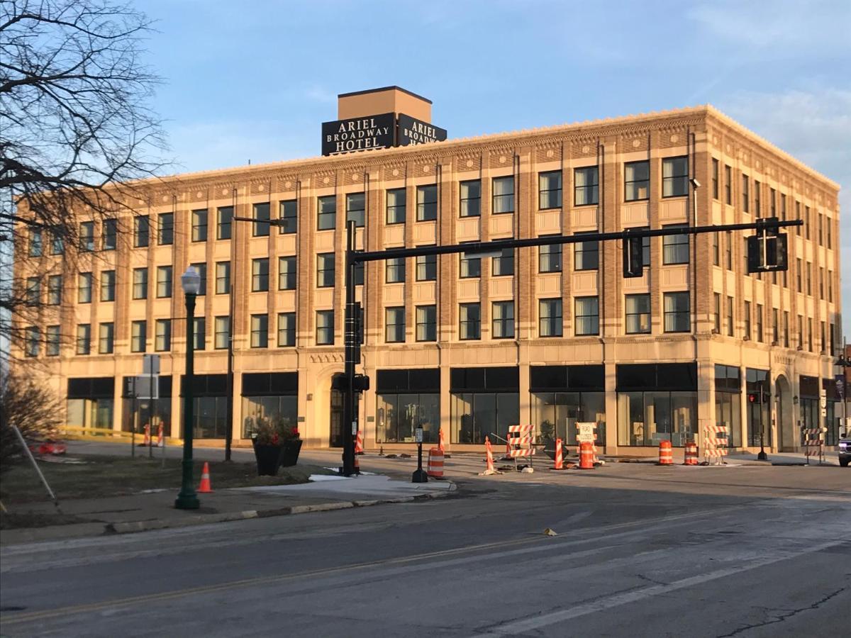 Ariel Broadway Hotel Lorain Exterior photo