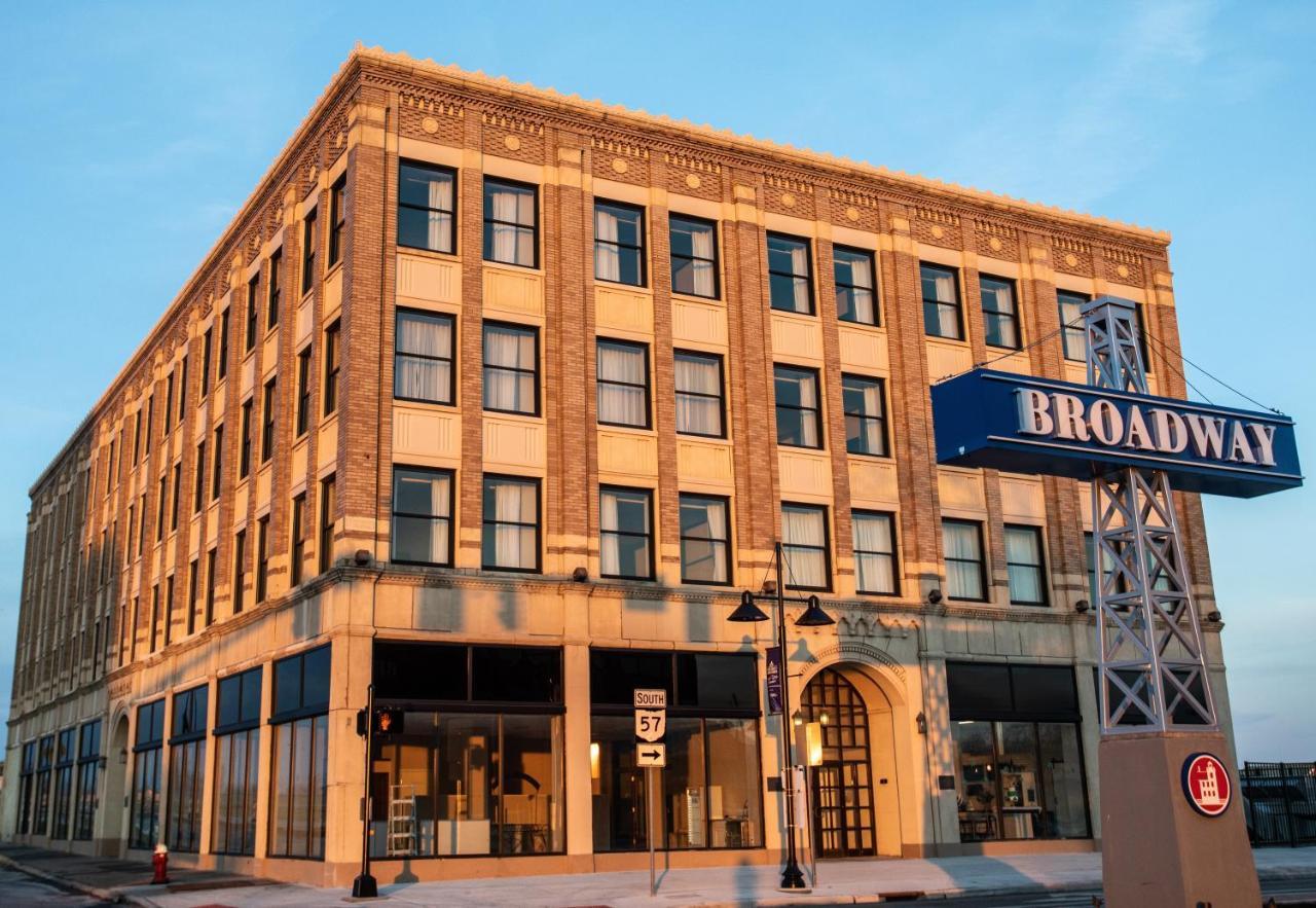 Ariel Broadway Hotel Lorain Exterior photo